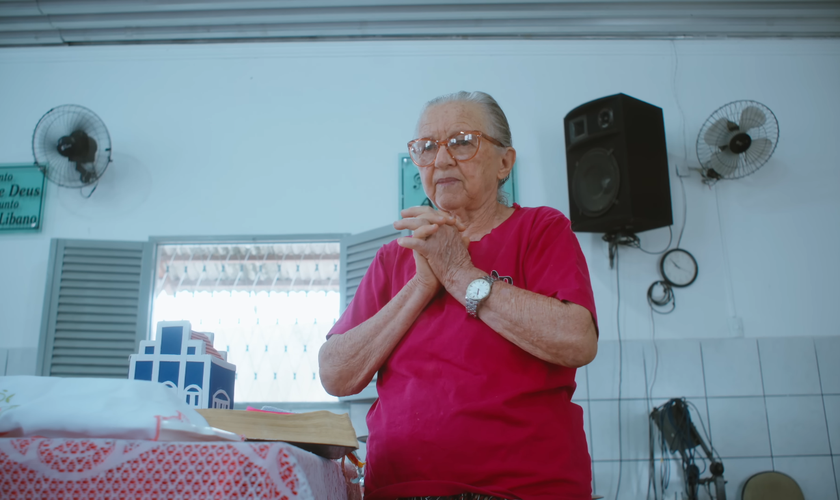 Socorro aprendeu a ler com o Espírito Santo. (Foto: Reprodução/YouTube/Poder de Deus).