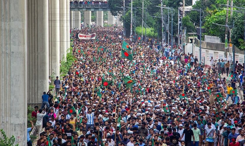 Manifestantes tomam as ruas de Bangladesh após a renúncia de Sheikh Hasina. (Foto: Wikimedia Commons)