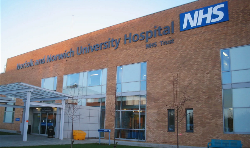 Hospital Universitário Norfolk e Norwich, um hospital do Serviço Nacional de Saúde na Inglaterra. (Foto: Britannica)