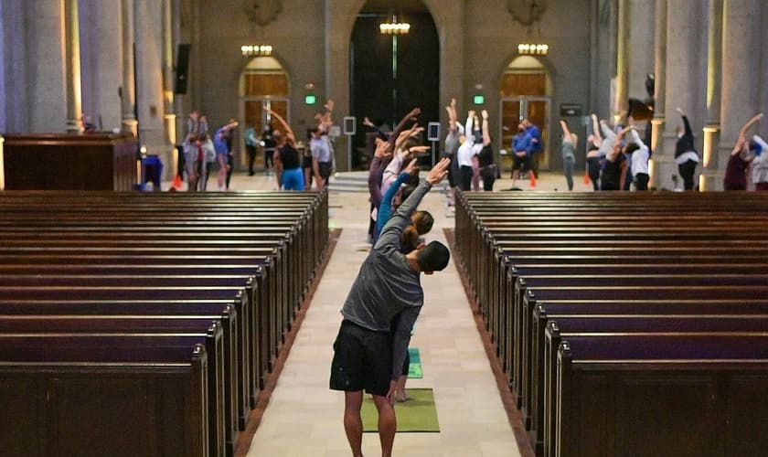 Aulas de ioga dentro da Grace Cathedral, em San Francisco. (Foto: Grace Cathedral)