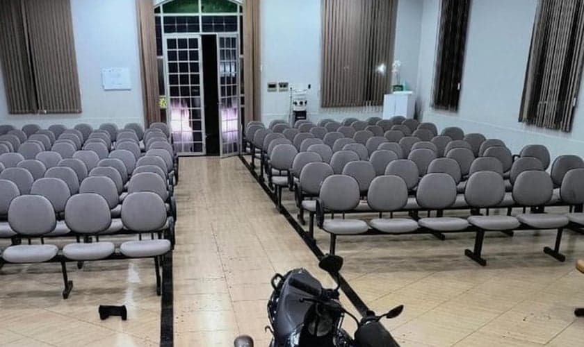 O suspeito invadiu a igreja de moto. (Foto: Arquivo pessoal).