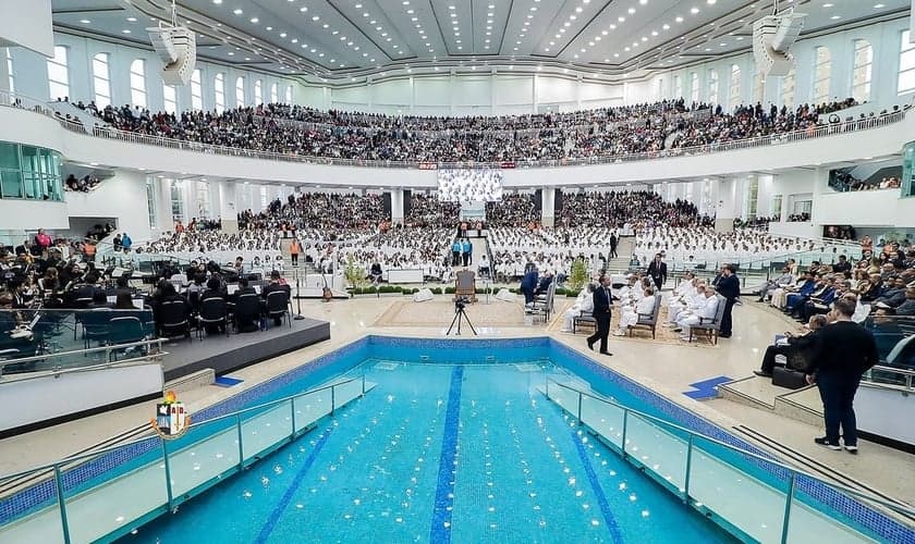 A Assembleia de Deus recebeu os novos cristãos em um culto especial de batismo. (Foto: Instagram/AD Sede Ministério do Belém).