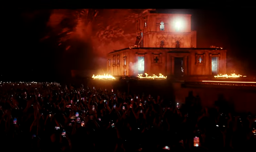 The Weeknd faz performance com cenário do Templo de Jerusalém em chamas. (Captura de tela/YouTube/The Weeknd)