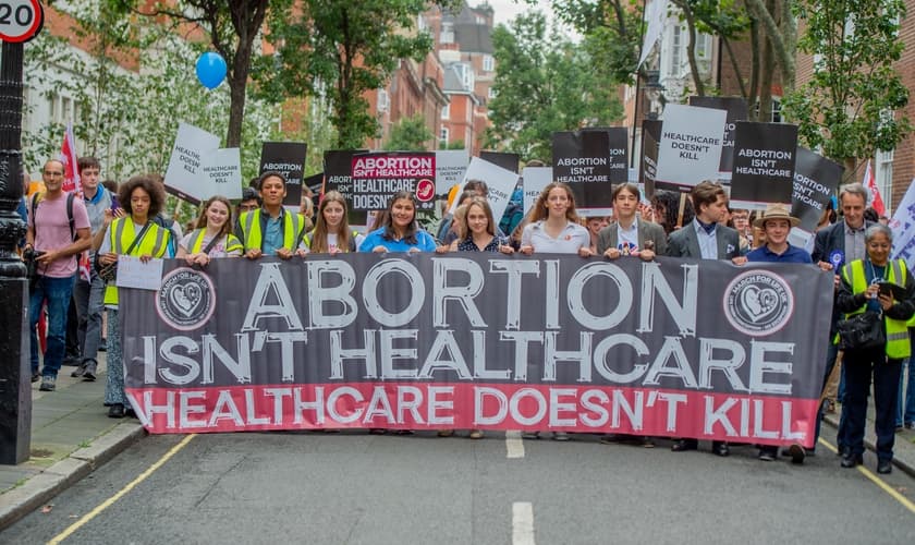 Manifestantes marcham pela vida em Londres. (Foto: Facebook/ March For Life UK)