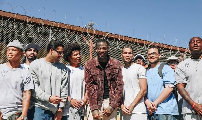 O rapper cristão Holy Gabbana junto com os presos da San Quentin State Prison. (Foto: Instagram/godbehindbars)