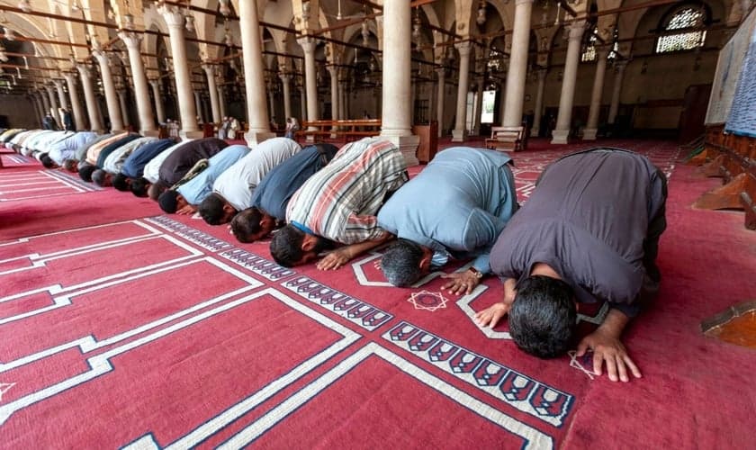 Egípcios participam da oração do meio-dia na Mesquita Amr ibn Al-Aas, no Antigo Cairo, Egito. (Foto ilustrativa: IMB)