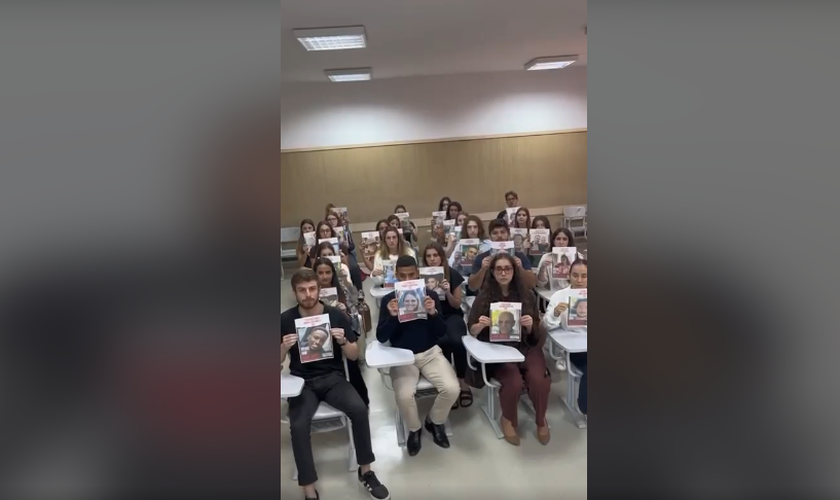 Estudantes da PUC-Rio levantam cartazes em prol dos reféns do Hamas. (Captura de tela/Instagram/Pletz)