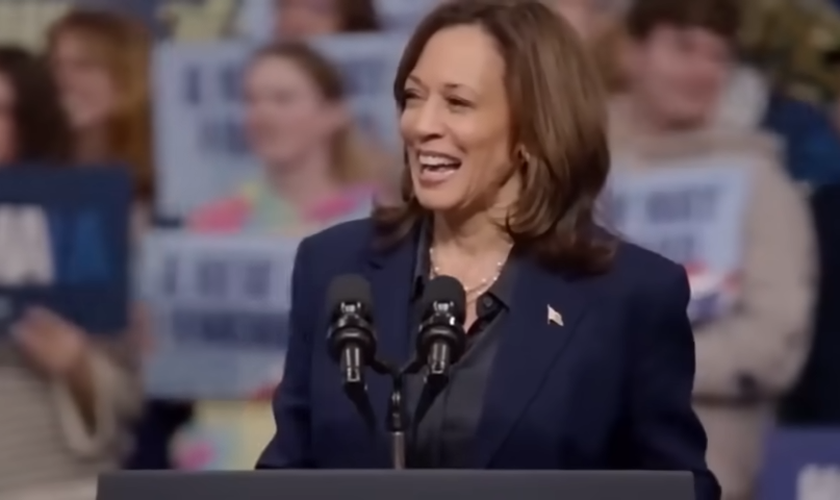 Kamala Harris zomba de cristãos em seu comício após ouvir exaltação a Jesus. (Captura de tela/YouTube/T-SPLY)