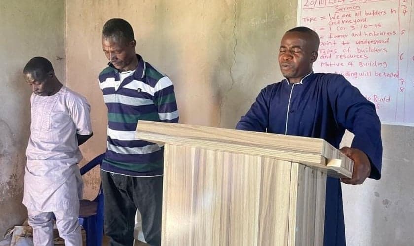 Muçulmanos Fulani se entregam a Jesus em culto. (Foto: ICC)