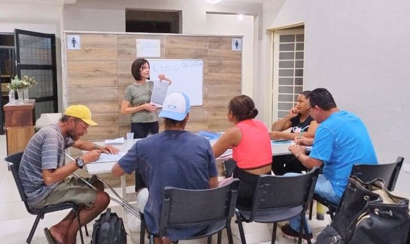 Aula de alfabetização na igreja. (Foto: Reprodução/Notícias Adventistas)