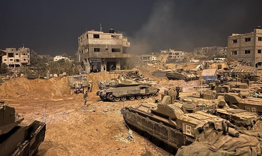 Tanques israelenses Merkava em meios às ruínas de Gaza em 1 de novembro. (Foto: Wikipedia)