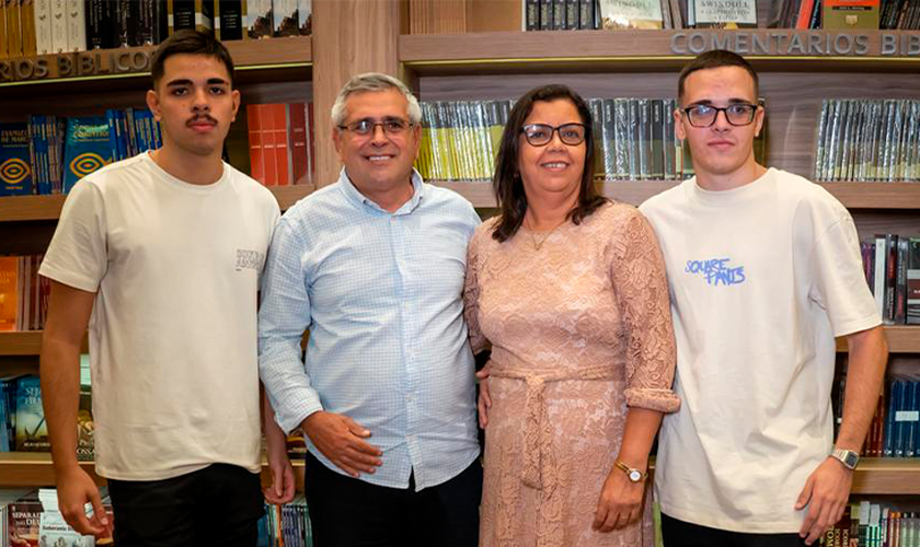 Tânia Garcia com seu esposo e com seus dois filhos gêmeos. (Foto: Site Mulher Cristã).