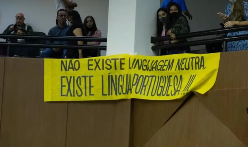 Manifestantes protestam contra a linguagem neutra na Câmara dos Vereadores de Belo Horizonte. (Foto: Divulgação/Câmara dos Vereadores de Belo Horizonte).