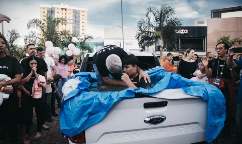 Mais de 100 pessoas são batizadas em praça pública de Anápolis. (Foto: Divulgação)