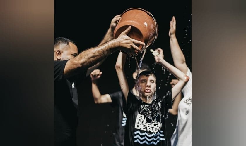 Eduardo, de 18 anos, foi batizado na Igreja Âncora em São Leopoldo (RS). (Foto: Instagram/Igreja Âncora).