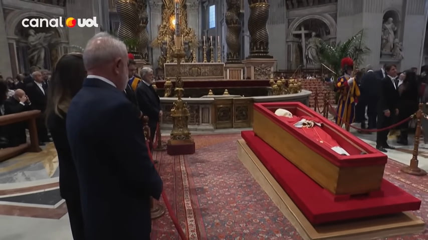 Lula, Janja, Dilma e comitiva de aliados vão a velório do papa Francisco no Vaticano. (Captura de tela/YouTube/UOL)