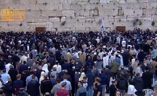 Centenas de judeus clamaram pela libertação dos 130 reféns. (Foto: Reprodução/YouTube/הקרן למורשת הכותל המערבי).