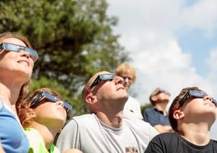 Pessoas observando eclipse solar. (Foto representativa: Rawpixel)