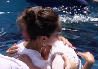 Mulher é batizada no Irã. (Foto: Elam Ministries)
