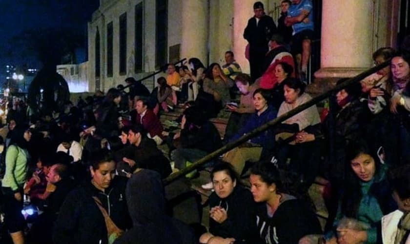 Moradores de Antofagasta se reúnem na rua depois de alerta de tsunami