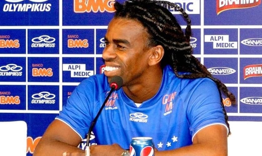 Jogador Tinga fala sobre a sua conversão e carreira no futebol; assista