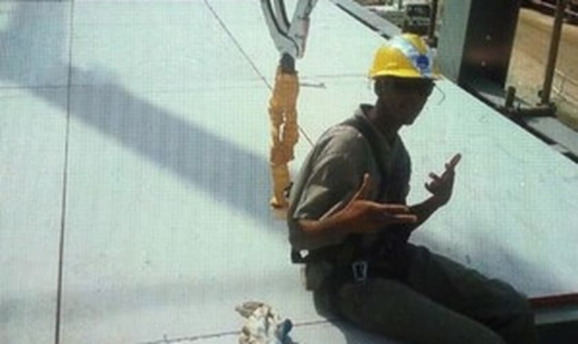 Operário que morreu em acidente foi fotografado antes do acidente na Arena Corinthians.