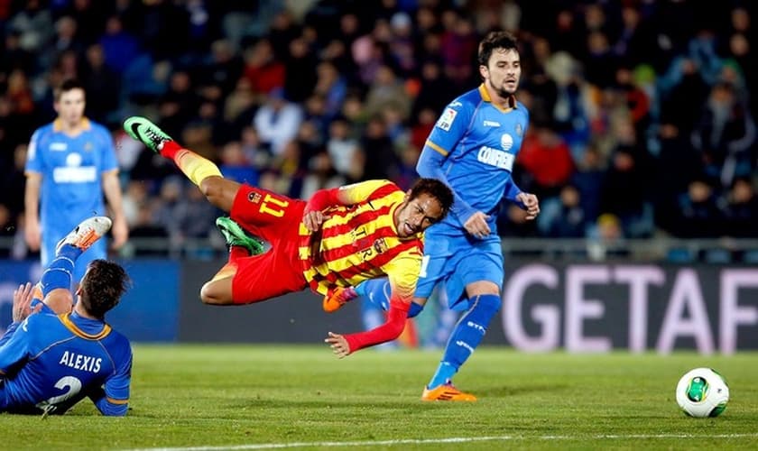 Pelé vê Neymar ainda tentando criar faltas que não existem