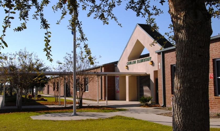 Criança é proibida de orar na escola e pais protestam contra perseguição religiosa