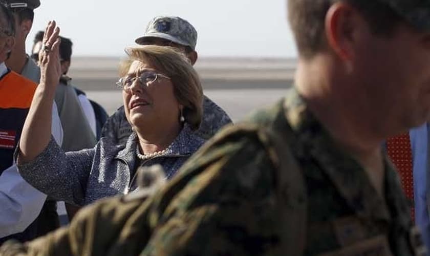 A presidente do Chile, Michelle Bachelet, desembarca no aeroporto de Arica. Ela também sentiu o tremor de magnitude 7,8 desta quarta-feira (2). 