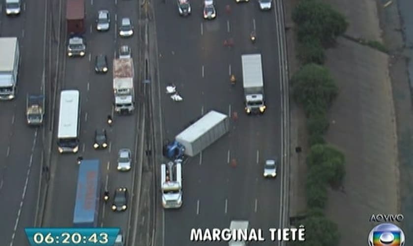 Caminhão tomba na Marginal Tietê, após a Ponte dos Remédios, na madrugada desta sexta-feira (4) 