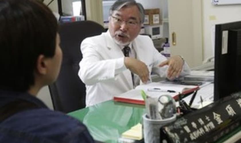 "Decidi desafiar a vontade de Deus", diz cirurgião plástico sobre operações de mudança de sexo