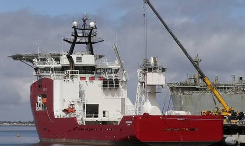 O navio australiano Ocean Shield transporta um localizador de sinais da Marinha americana para encontrar as caixas pretas do voo MH370 Leia mais sobre esse assunto em http://oglobo.globo.com/mundo/comeca-busca-submarina-das-caixas-pretas-do-voo-mh370