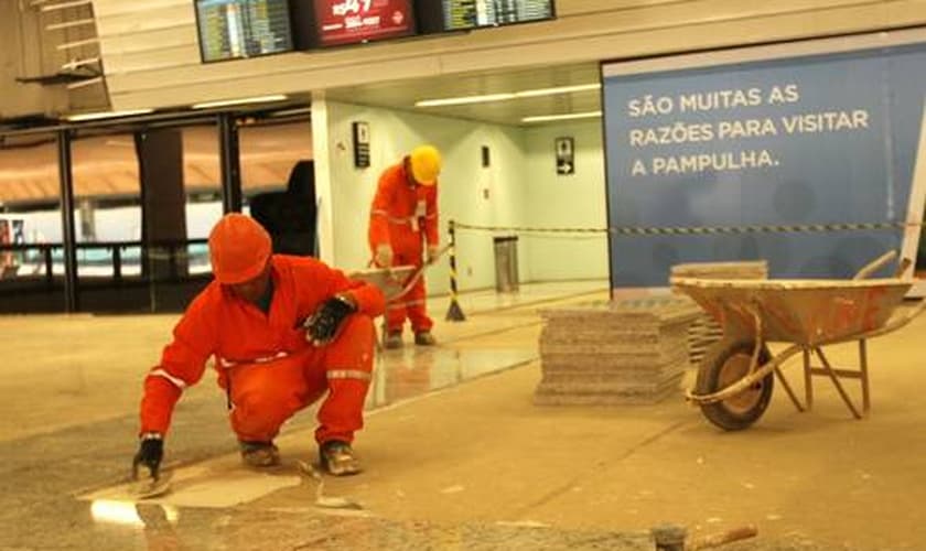 Homens trabalhando: terminal de Confins, em Minas Gerais, ainda está em obras