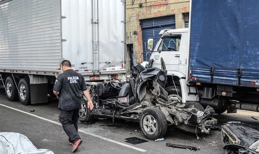 Acidente envolvendo cinco caminhões e um carro deixou um policial morto e uma pessoa ferida na Rodovia Anchieta, em São Paulo