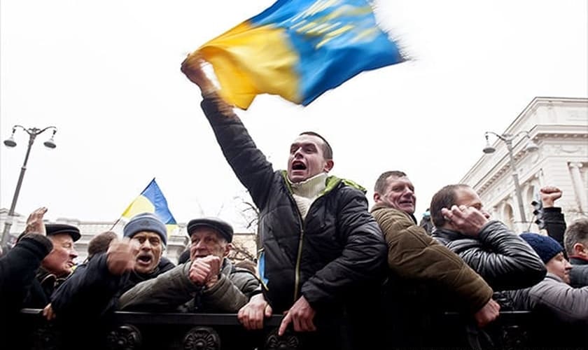 Com aumento da tensão em relação à Rússia, ucranianos buscam consolo em orações