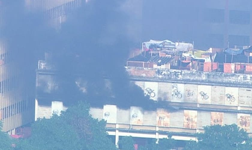 Manifestantes colocam fogo no prédio