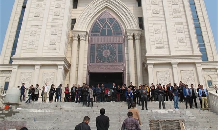 Governo da China nega a existência de campanhas para demolição de igrejas no país