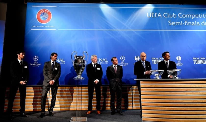 Paulo Ferreira, representante do Chelsea, Caminero, do Atlético de Maderid, Paul Breitner, do Bayern, e Butragueño, do Real, com Gianni Infantino, dirigente da Uefa, e Figo, embaixador da final em Lisboa, durante o sorteio