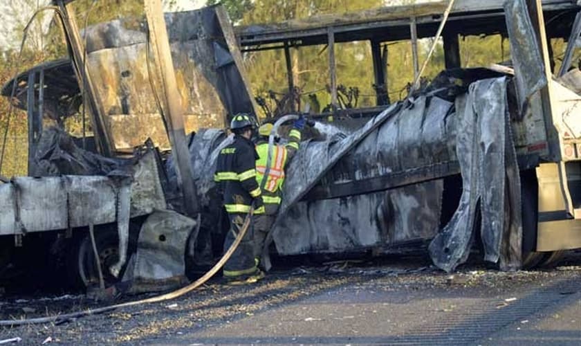 Destroços dos veículos envolvidos após acidente envolvendo ônibus escolar, caminhão em carro no Interestadual 5