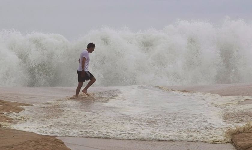 Frente fria deixou mar agitado em Copacabana, na Zona Sul do Rio