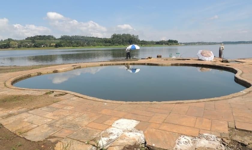 Piscina de antiga propriedade foi revelada com o baixo nível da represa e se tornou um ponto diferente para a pescaria
