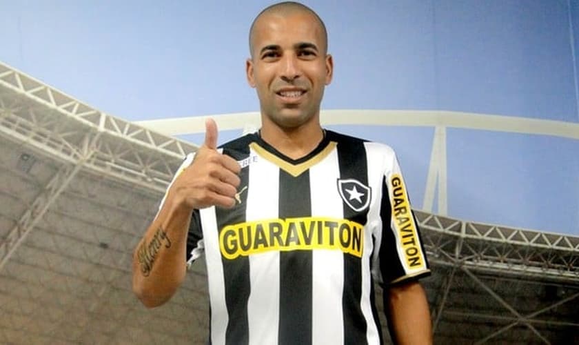 Emerson Sheik com a camisa do Botafogo em foto no site oficial