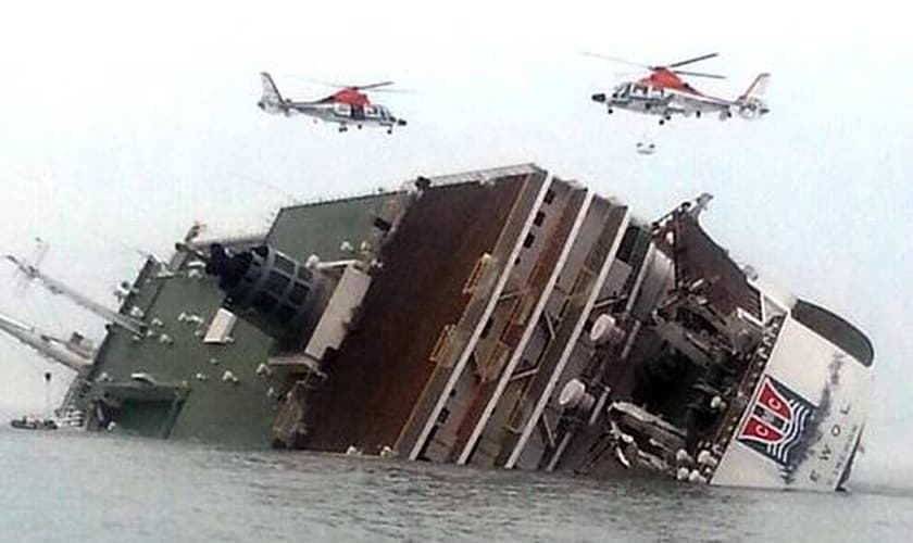 Helicópteros sobrevoam a balsa que afundou na Coreia do Sul 