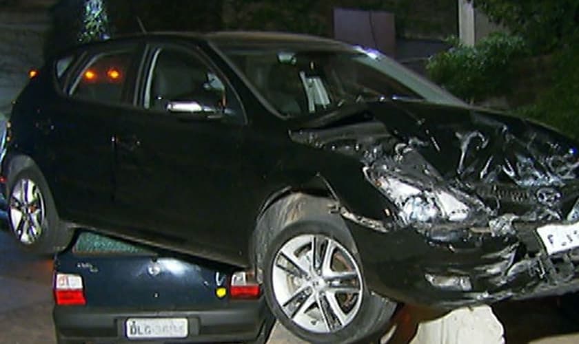 Após acidente, carros ficam sobrepostos na Marginal Pinheiros