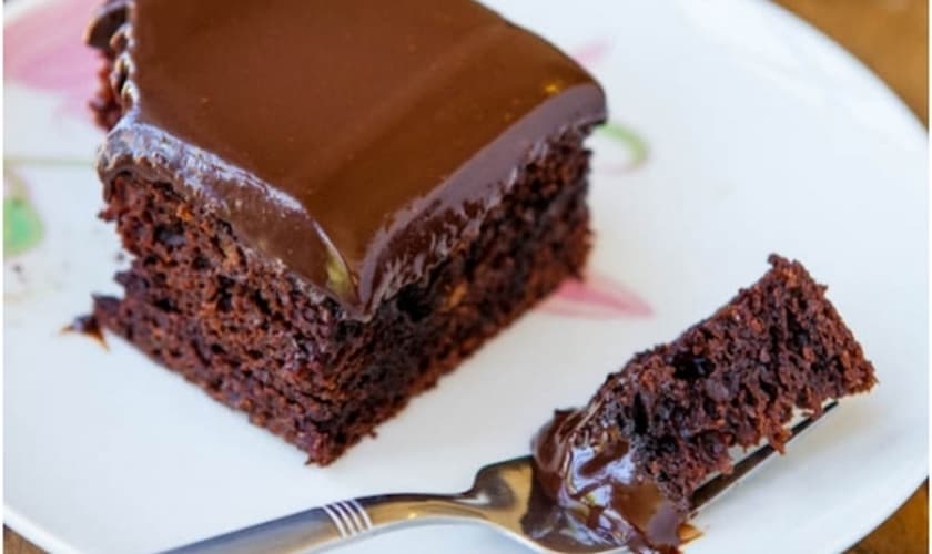 Bolo de chocolate fofinho com ganache
