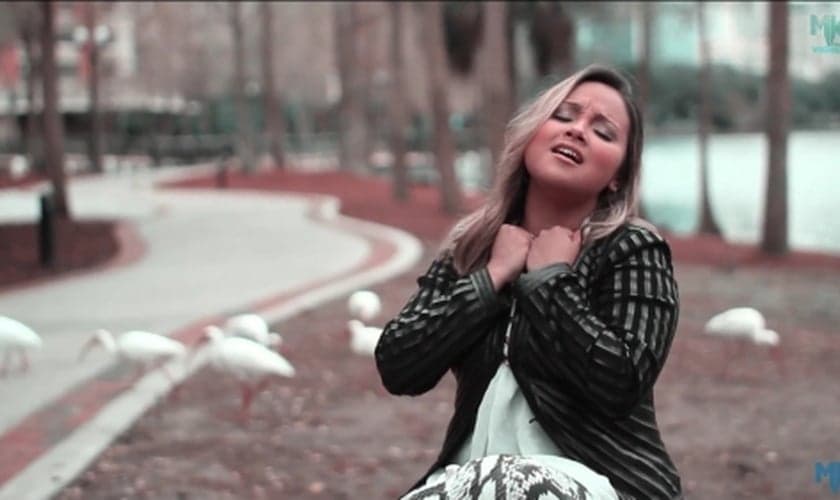 Bruna Karla lança o clipe da canção "Deixa a Lágrima Rolar"; confira