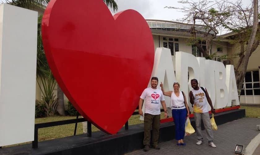 "Jesus quer abençoar esta nação, mandando chuva", comenta Joel Engel em Aruba