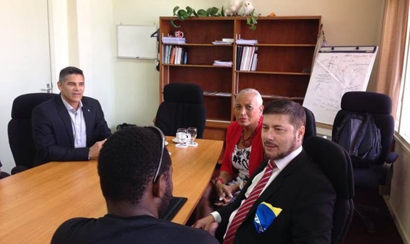 Em Aruba, senador Donny Rasmijn entrega sua vida e a nação para Jesus