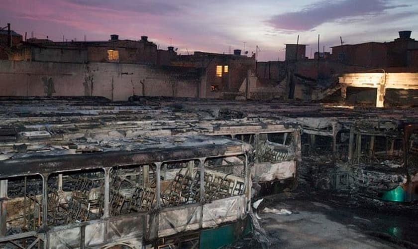 Mais de 30 ônibus da viação Urubupungá, em Osasco, na Grande São Paulo, foram incendiados na madrugada desta terça-feira (22). Trinta e quatro estavam na garagem da empresa e um foi atacado quando estava na rua