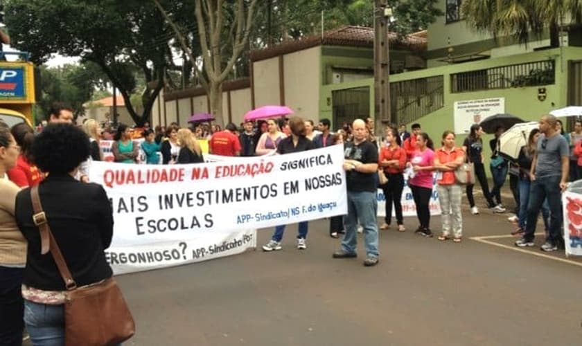 Professores, funcionários e alunos da rede estadual se concentraram em frente ao Núcleo Regional de Educação em Foz do Iguaçu